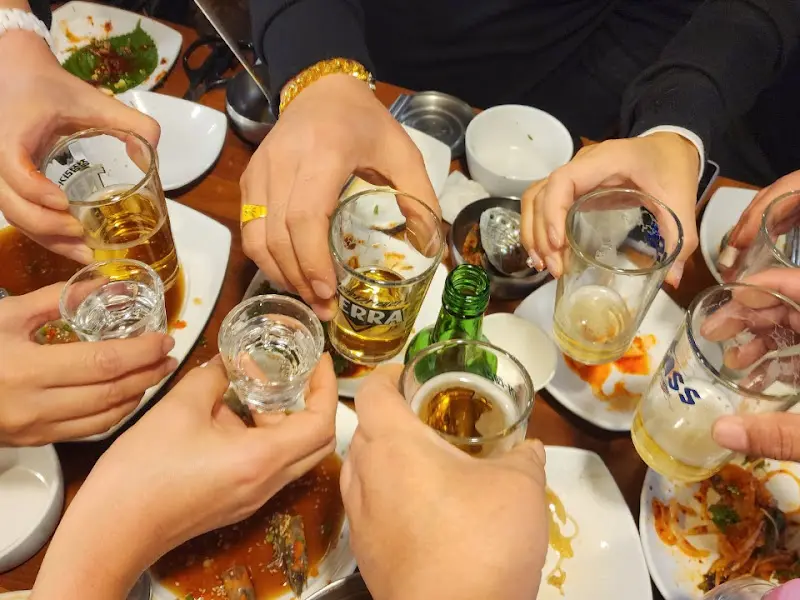 술잔을 기울이는 모습