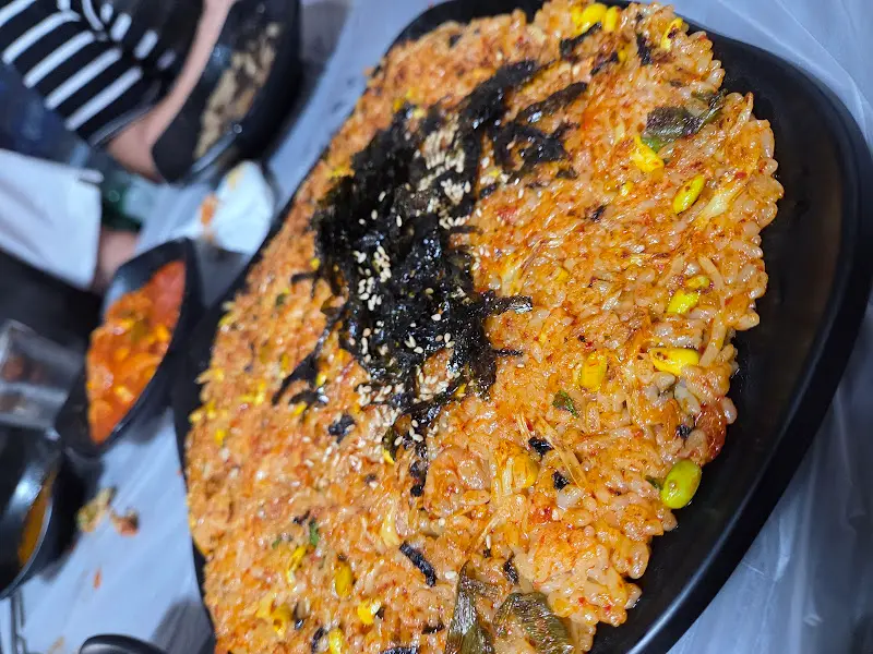 김 가루와 깨소금이 듬뿍 뿌려진 볶음밥