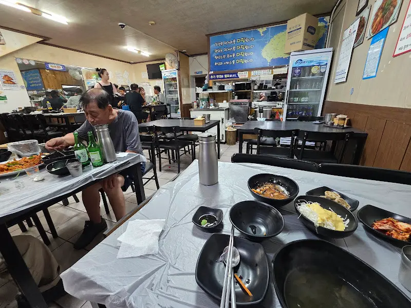 손님들로 가득 찬 식당 내부