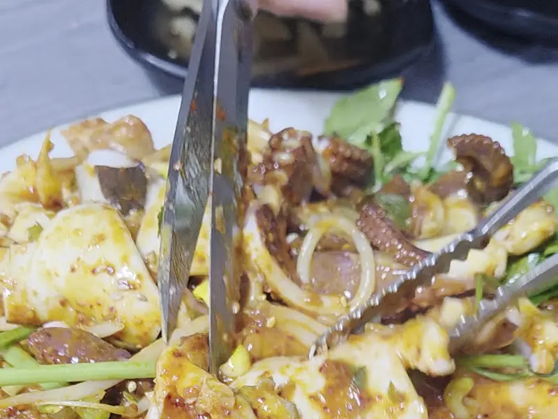 젓가락으로 집어 올린 아구찜