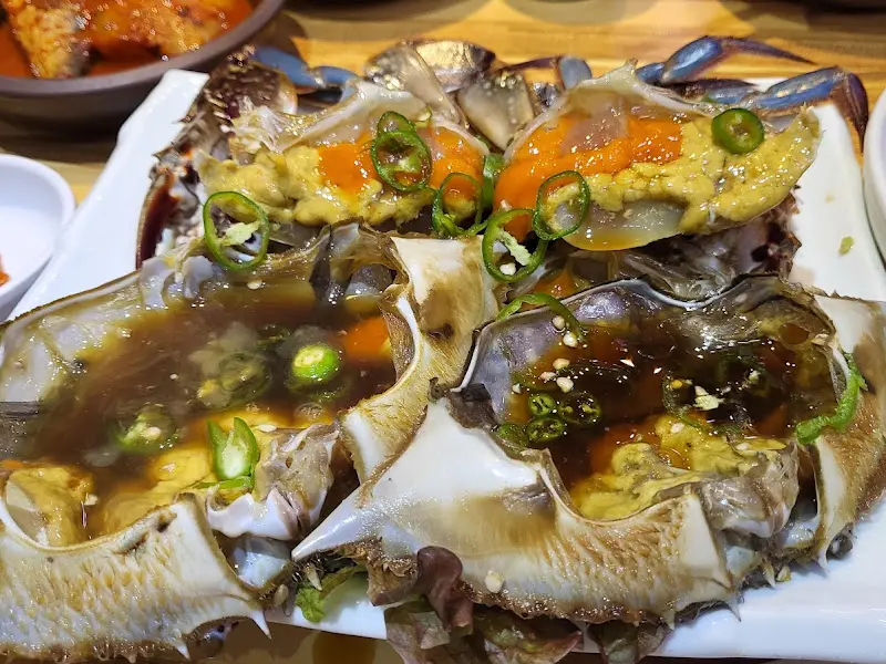 신선한 간장게장의 모습. 게딱지 안의 알이 인상적이다.