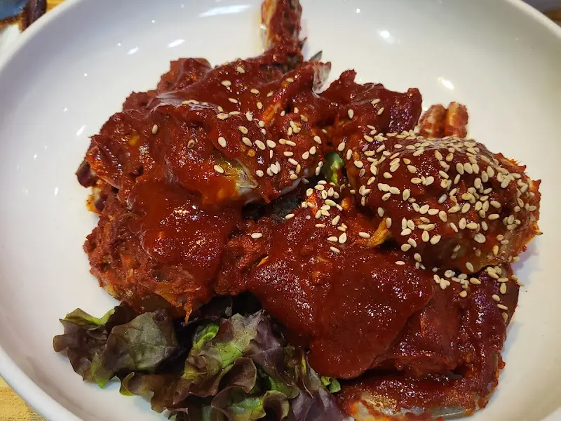 매콤달콤한 양념게장의 모습. 깨가 듬뿍 뿌려져 있다.