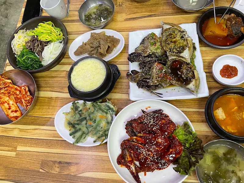 다양한 밑반찬과 메인 메뉴가 테이블을 가득 채운 모습