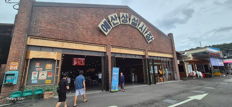 예산상설시장 입구