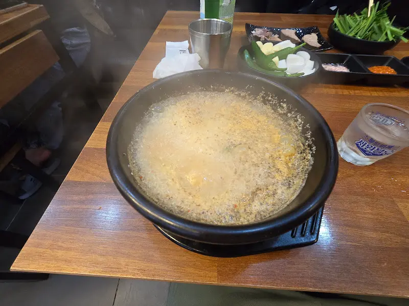 보글보글 끓는 돼지국밥