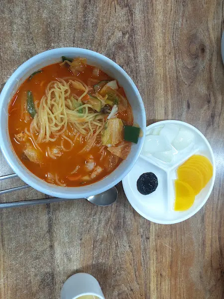 깔끔하게 비워진 짬뽕 그릇