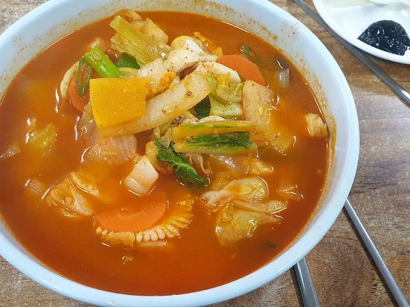 푸짐한 야채가 인상적인 삼선짬뽕