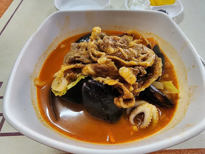 다양한 해산물이 들어간 삼선짬뽕