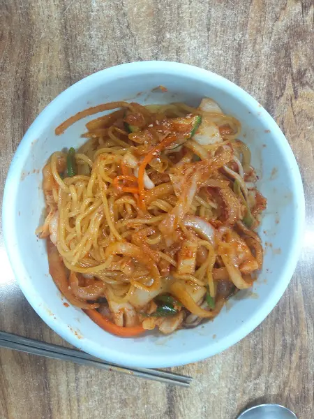 매콤한 양념이 인상적인 쟁반짜장