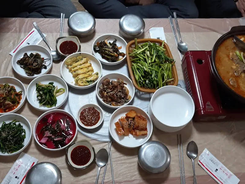 푸짐한 밑반찬과 오리탕 한상차림