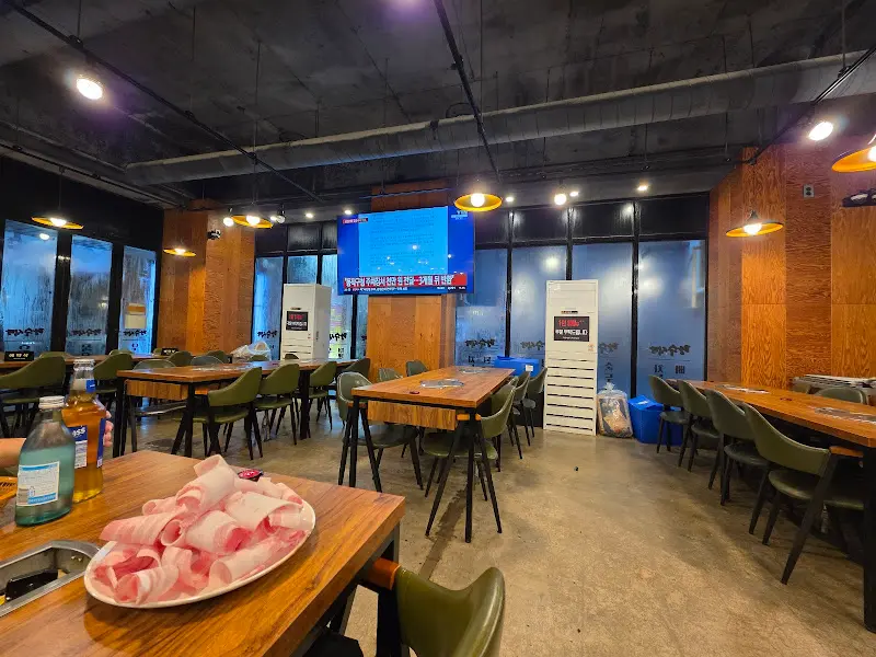 넓은 식당 내부