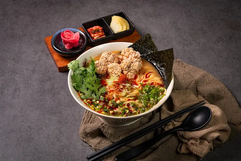 다채로운 고명이 인상적인 라멘