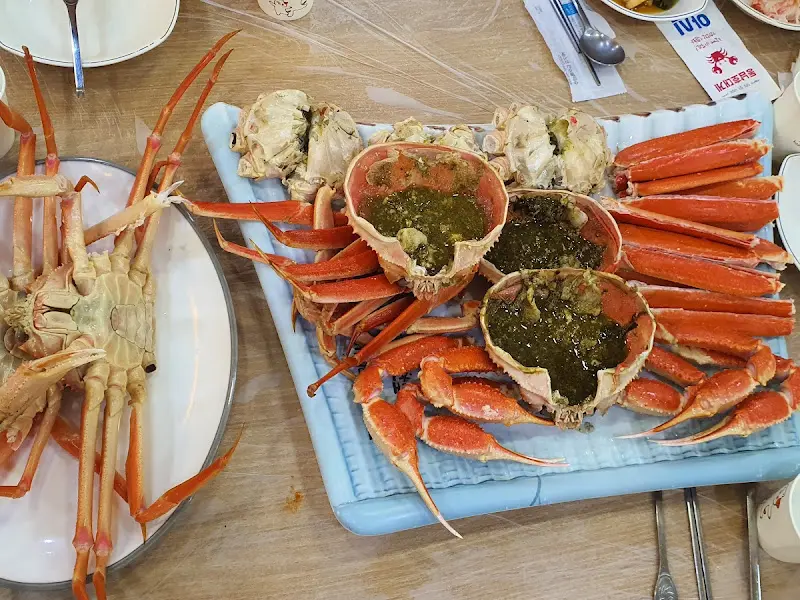 한 상 가득 차려진 대게