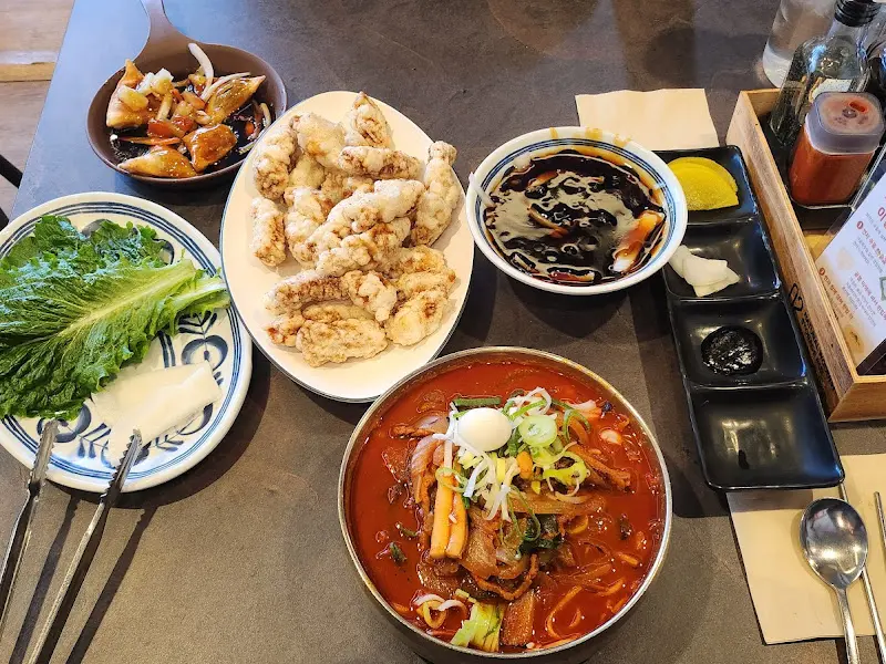 테이블 가득 차려진 샛별반점의 메뉴들