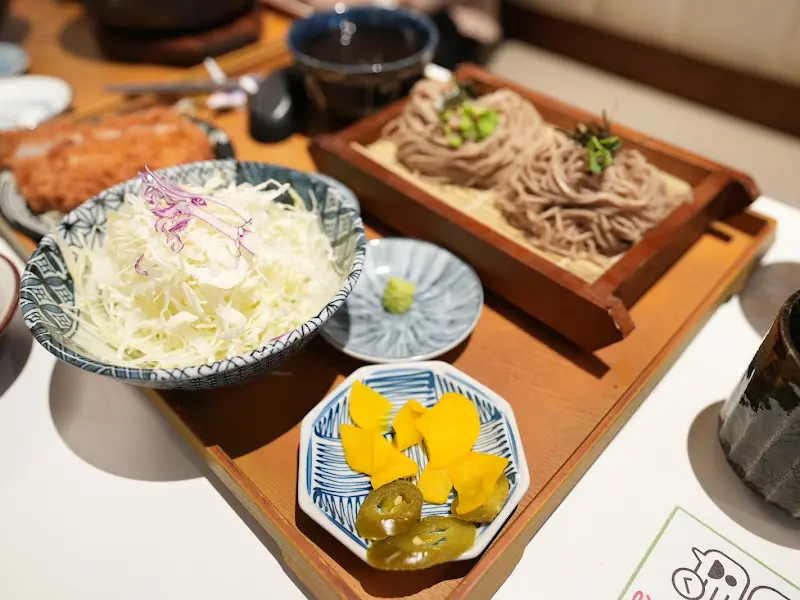 정갈하게 차려진 돈까스 정식