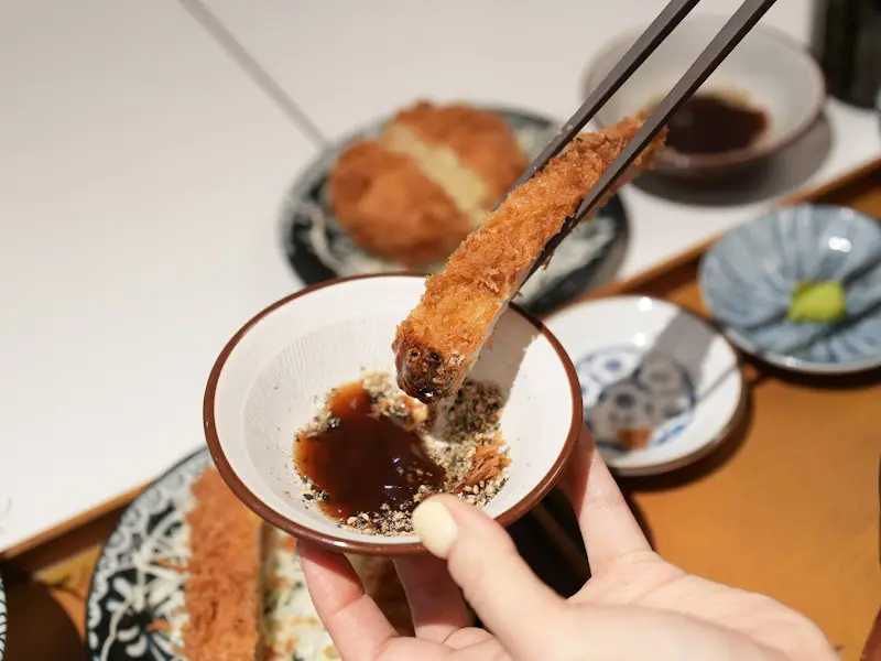 흑임자 소스에 찍어 먹는 돈까스