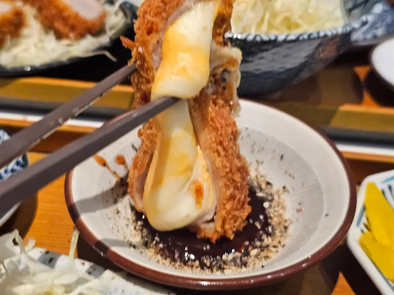 치즈가 듬뿍 들어간 돈까스