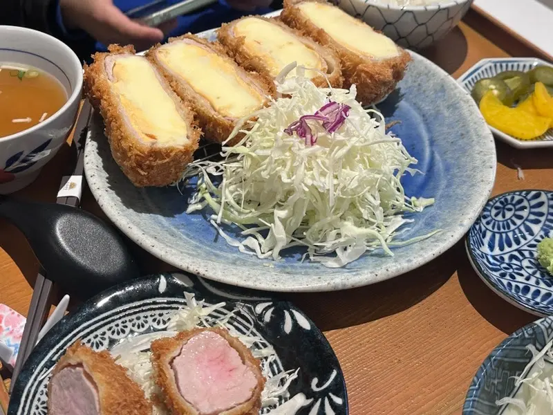 돈까스와 곁들여 나오는 샐러드