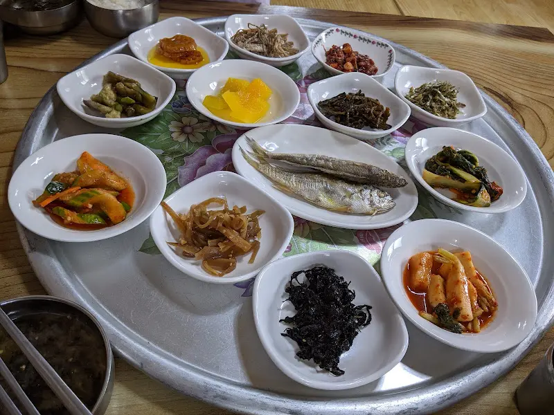 다채로운 밑반찬 한 상 차림