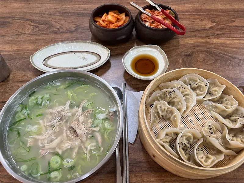 닭칼국수, 갈비만두, 김치의 조화