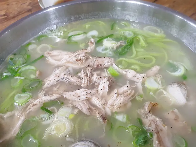 푸짐한 닭칼국수의 모습