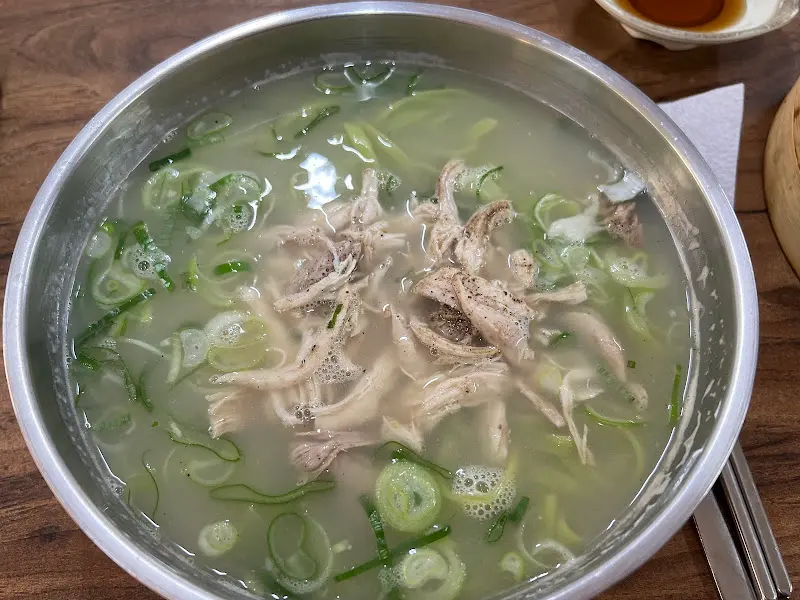 닭칼국수의 면발과 국물