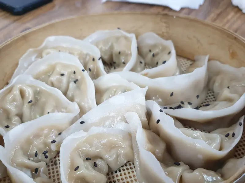 윤기가 흐르는 갈비만두