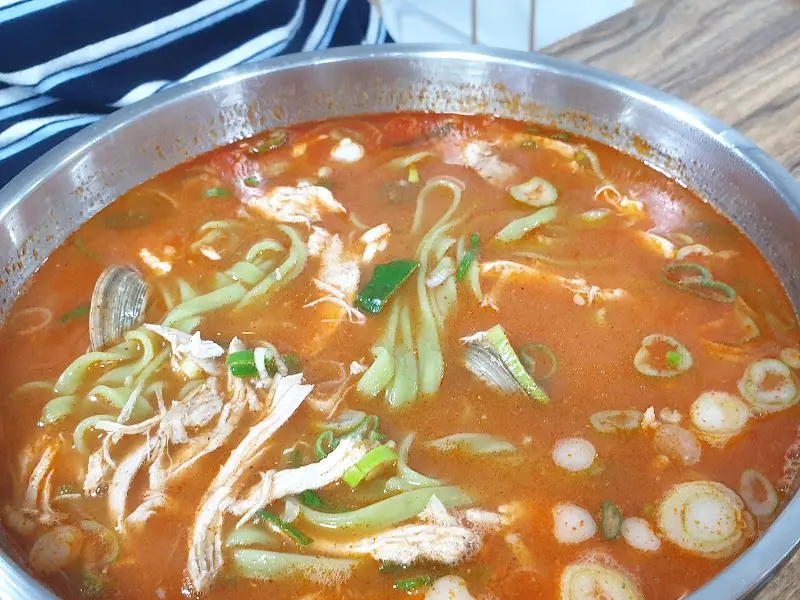 얼큰한 칼국수의 모습