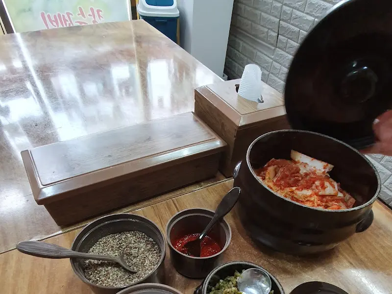 테이블에 놓인 김치 항아리