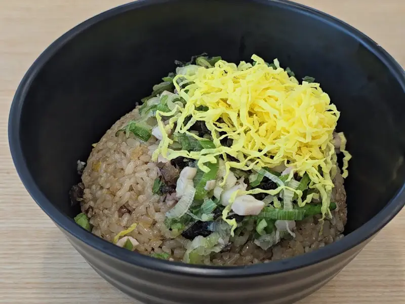 계란 지단이 듬뿍 올려진 삼선볶음밥