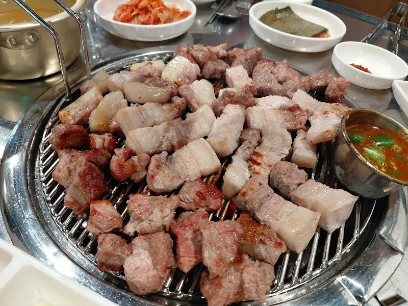 초벌된 흑돼지 근고기