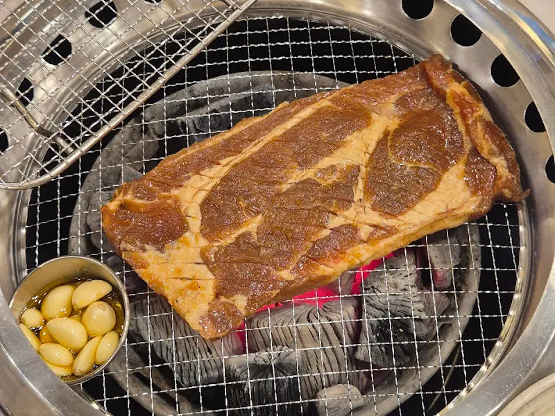 숯불 위에 구워지는 돼지갈비