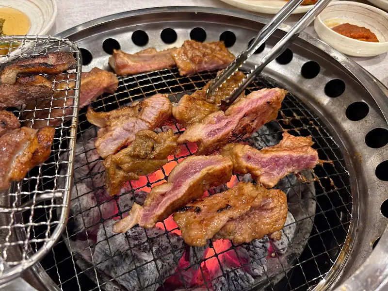 숯불 위에서 구워지는 돼지갈비
