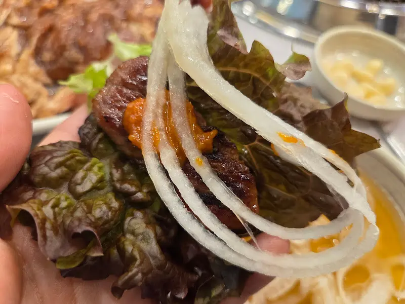 쌈으로 즐기는 돼지갈비