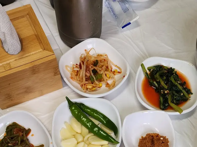 정갈하게 담긴 반찬들