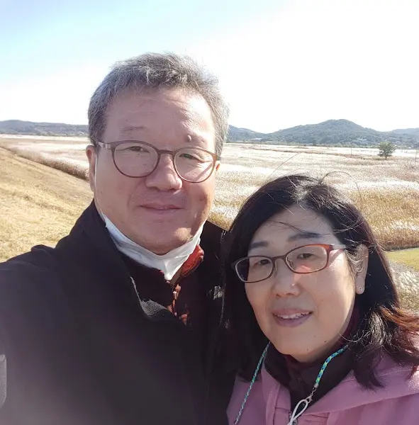 웃고 있는 중년 남녀