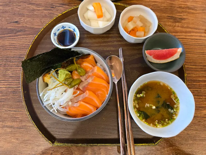 정갈한 카이센동 한 상