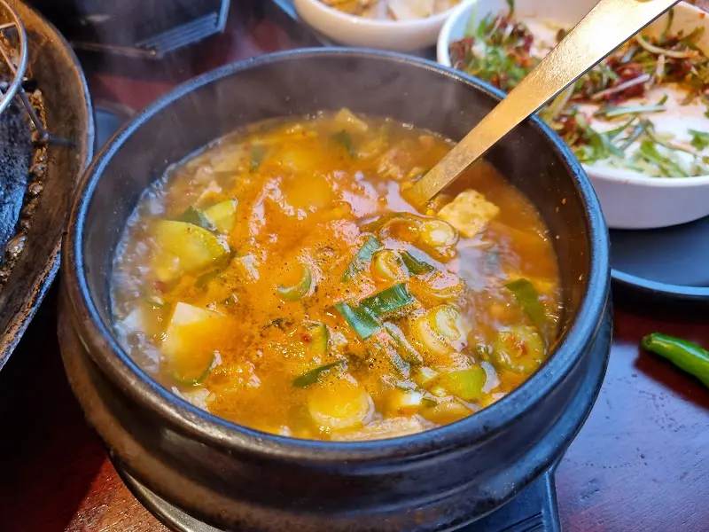뚝배기에 담겨 보글보글 끓고 있는 김치찌개