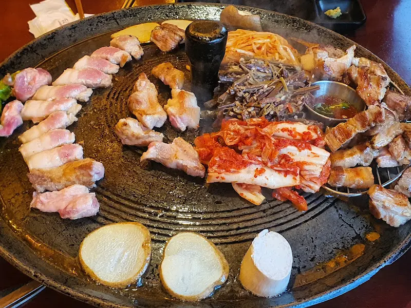 김치와 콩나물을 곁들여 구워진 돼지 목살