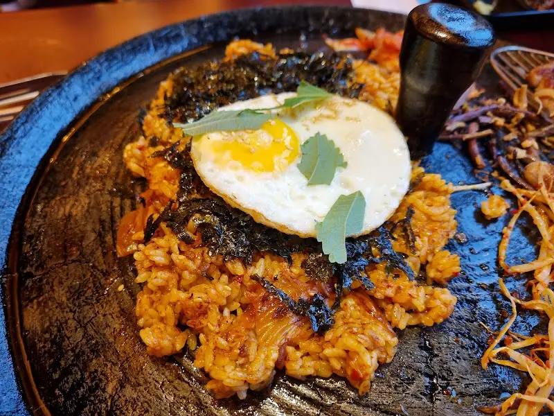 김가루와 계란이 올려진 볶음밥