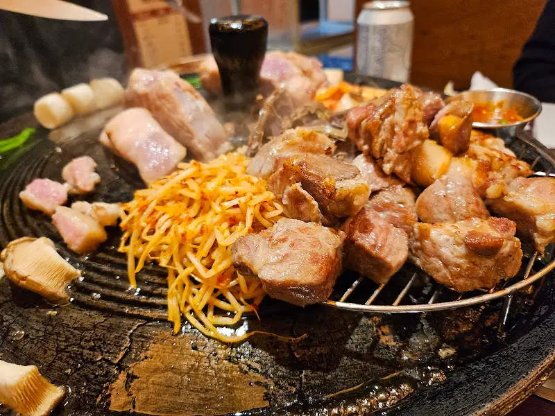 숯불 위에서 구워지고 있는 돼지 목살