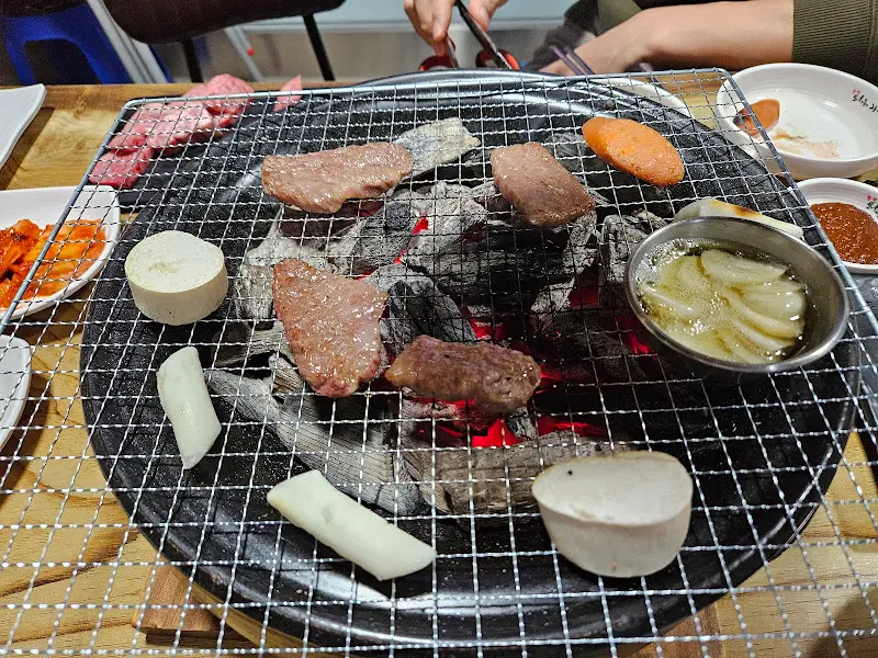 숯불 위에서 익어가는 한우