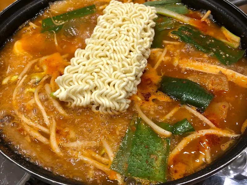 라면 사리가 추가된 매운탕
