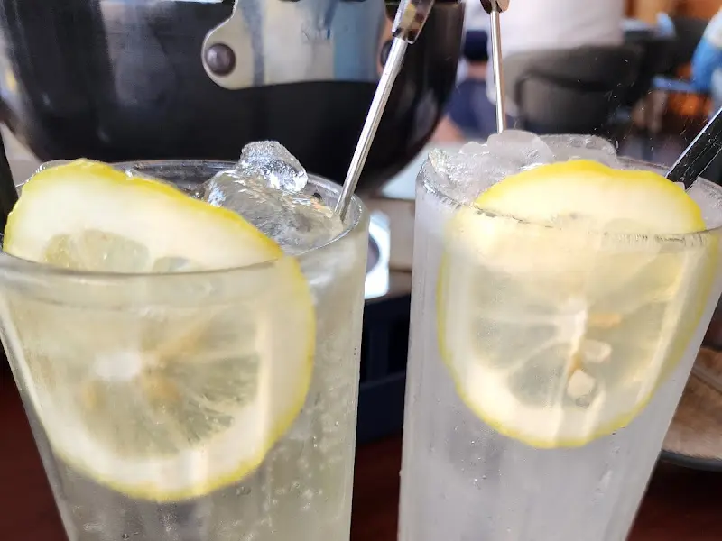 레몬이 들어간 시원한 음료