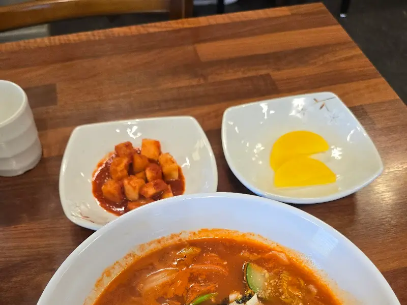 얼큰칼국수와 곁들임 반찬