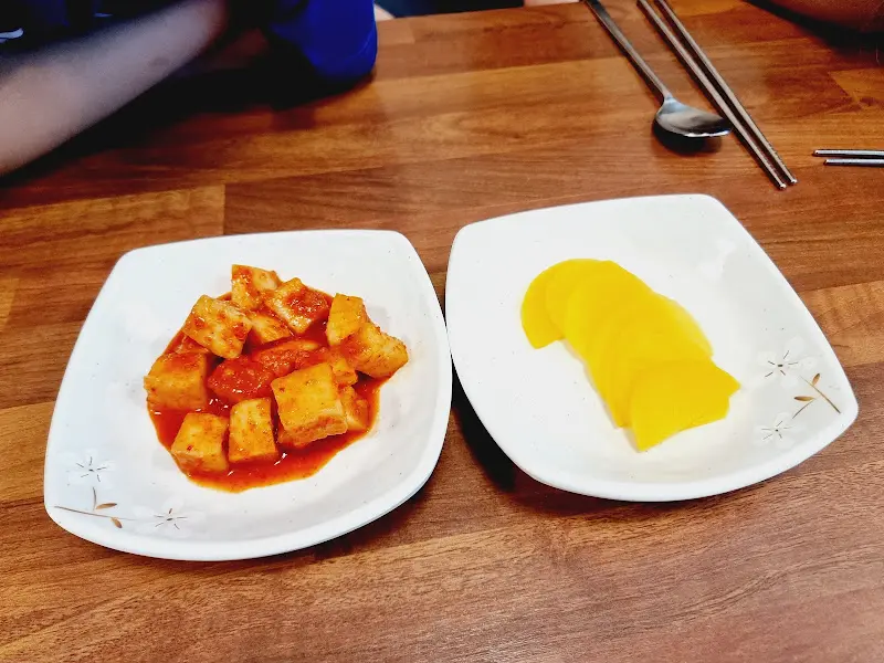 반찬으로 제공되는 깍두기와 단무지