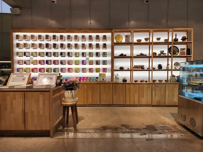 다양한 차 제품들이 진열된 모습