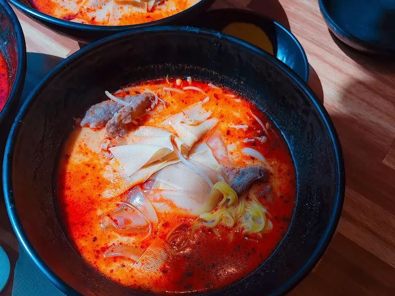 검은색 그릇에 담긴 붉은색 마라탕의 모습