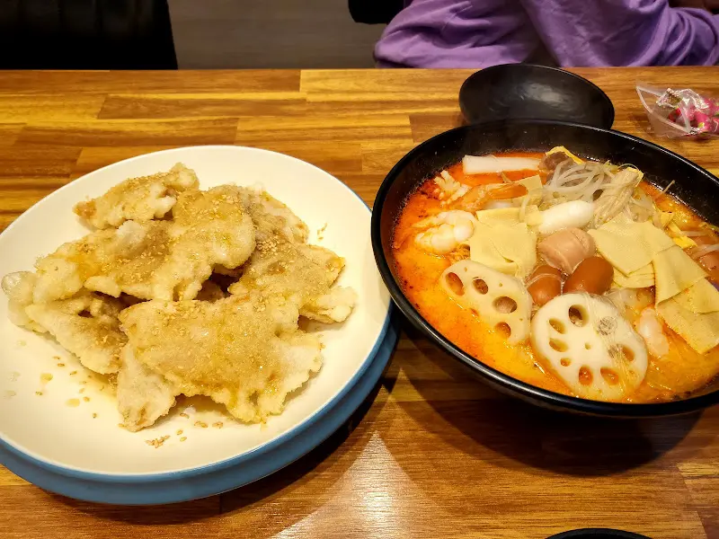 테이블 위에 놓인 꿔바로우와 마라탕