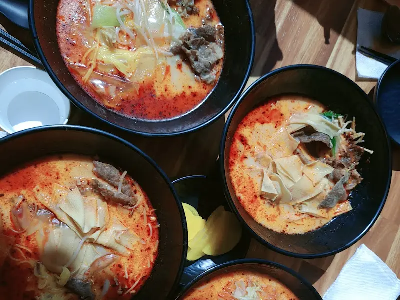 테이블 위에 놓인 여러 그릇의 마라탕